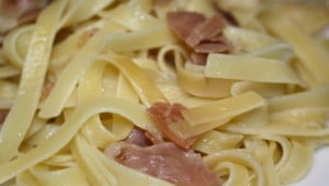 Linguine con prosciutto e noci