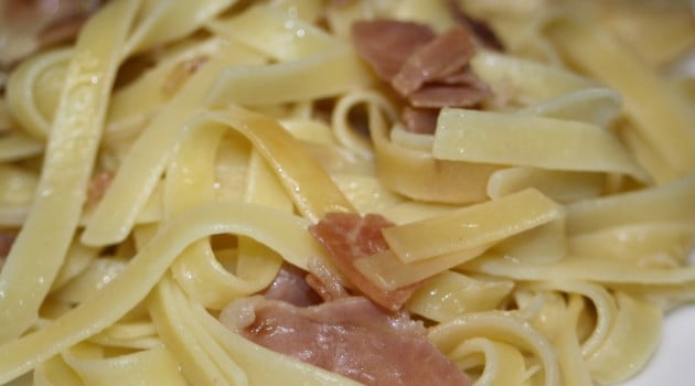 Linguine con prosciutto e noci