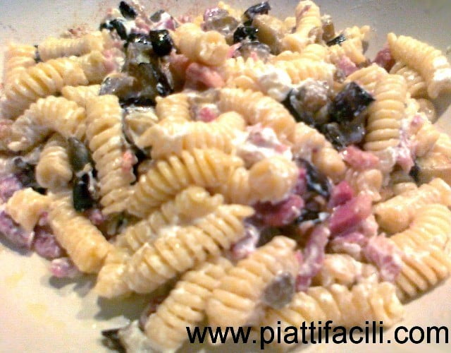 Fusilli con pancetta e funghi