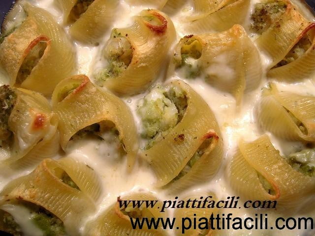 Conchiglioni provenzali con olive , acciughe e capperi