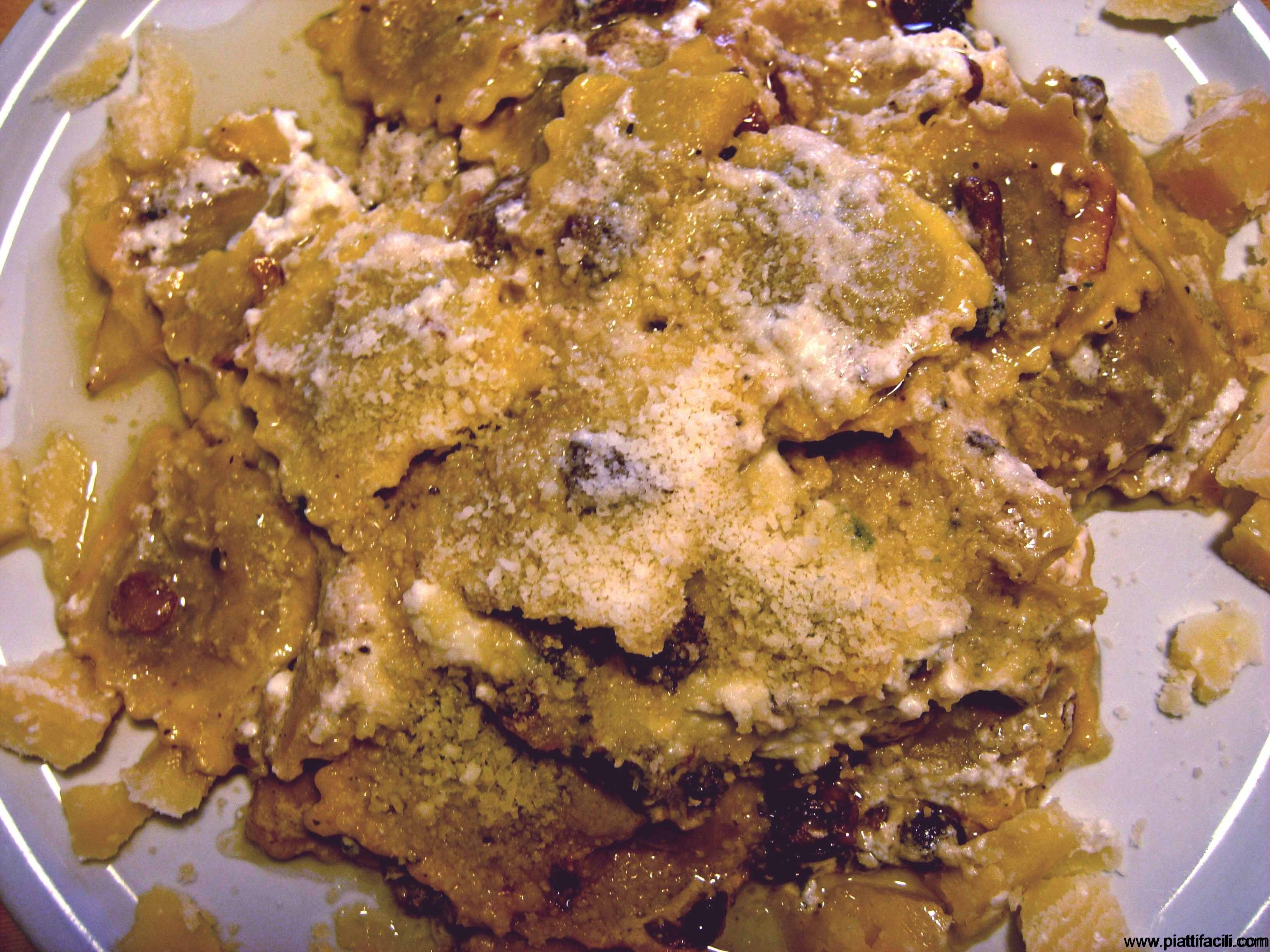 Ravioli ripieni di funghi conditi con funghi porcini