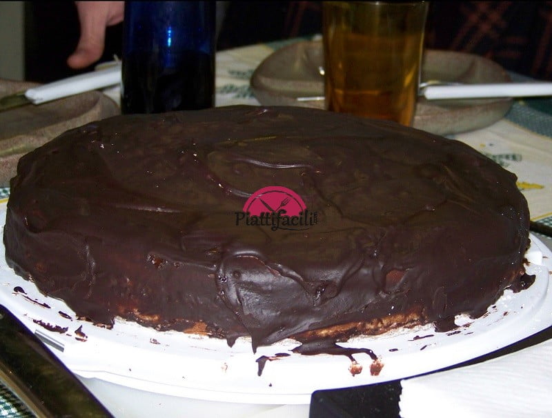 Torta fatta in padella semplice al cacao