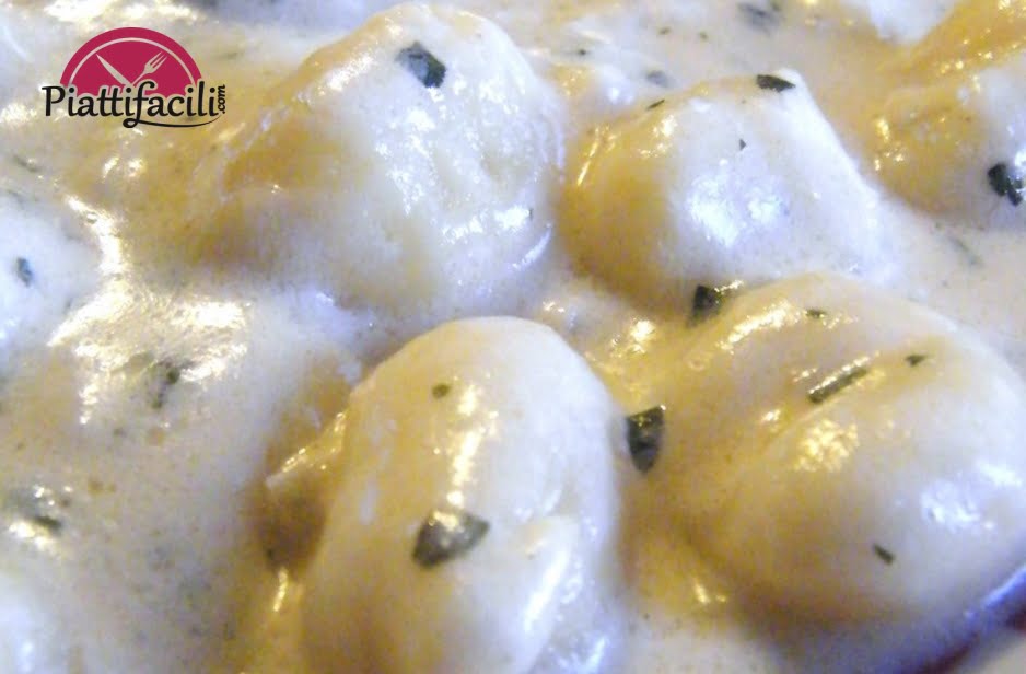 Gnocchi di ricotta fatti in casa conditi con Fonduta di Parmigiano e Pecorino