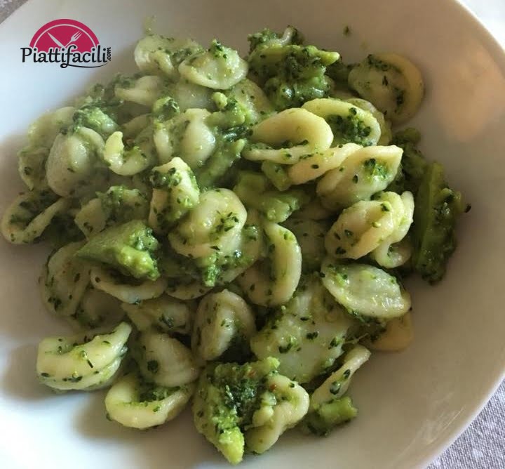 Orecchiette con broccolo siciliano , acciughe e pangrattato