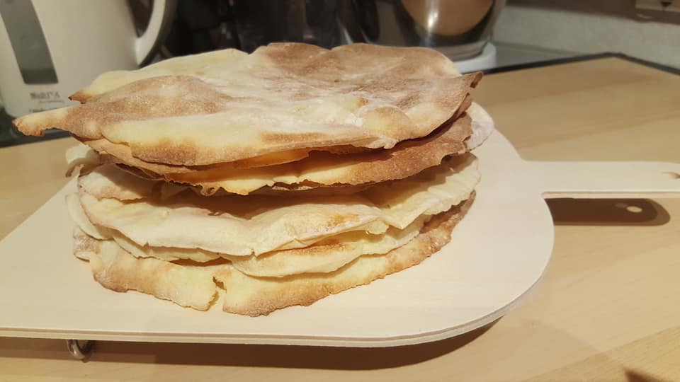 Pane carasau fatto a mano o con la planetaria