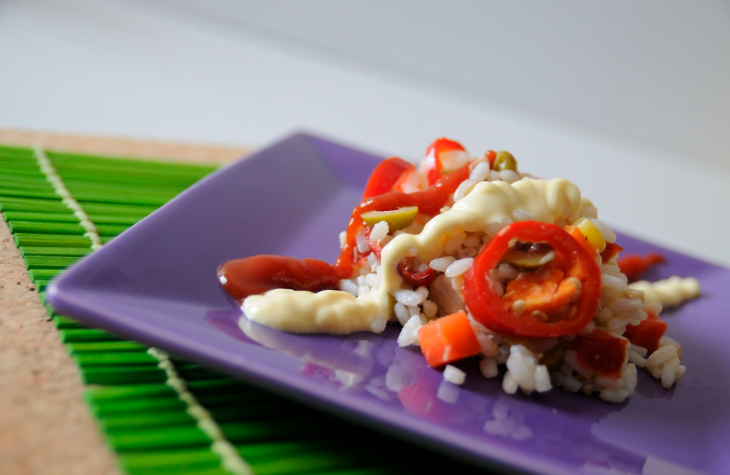 Insalata vegetariana con riso integrale per pic nic