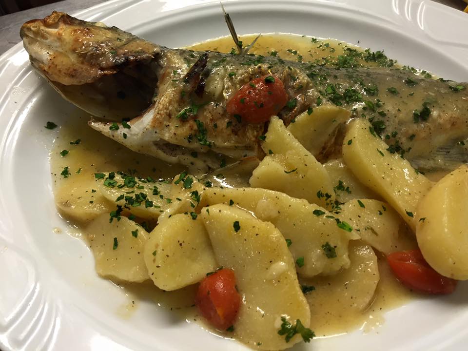 Spigola al forno con patate : ricetta, calorie e proprietà nutritive