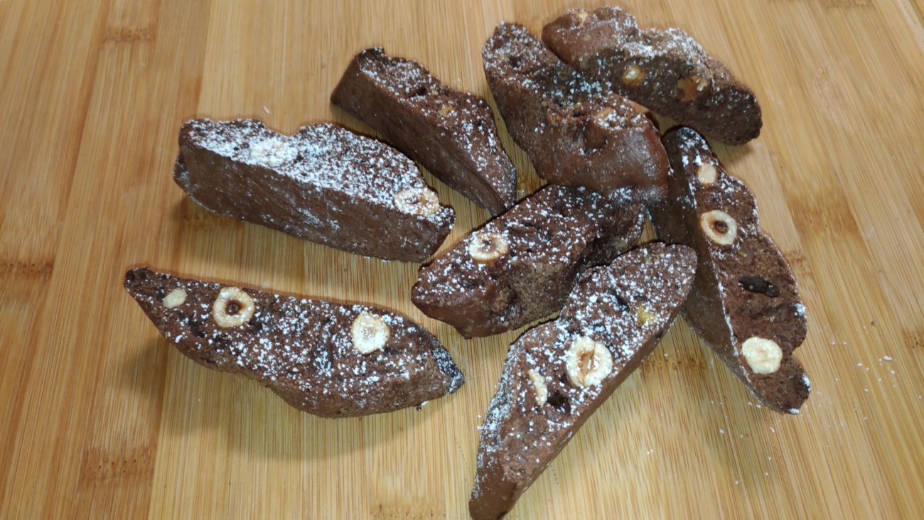 Biscotti lunghi croccanti al cacao fatti con albume e nocciole