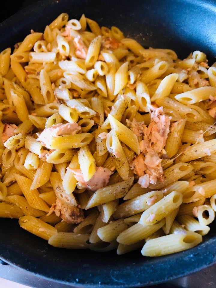 Penne al salmone e panna in 10 minuti