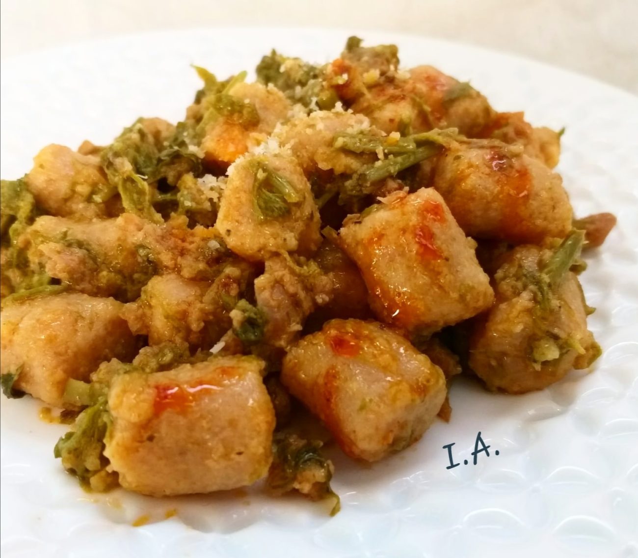 Gnocchi di pangrattato con asparagi selvatici, salsiccia e peperone crusco macinato