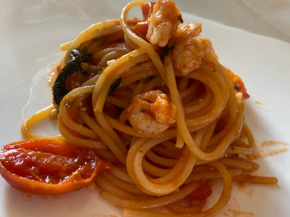 Spaghetti al pomodoro e basilico con gamberetti