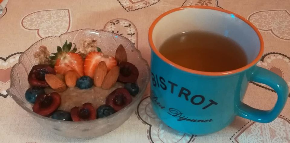 Thè verde e porridge  con latte  di avena  e 2 formelle weetabix integrali