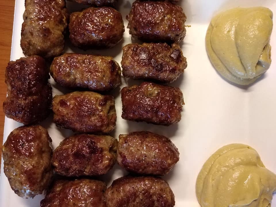 Mici Mititei , salsicce rumene cotte al barbecue