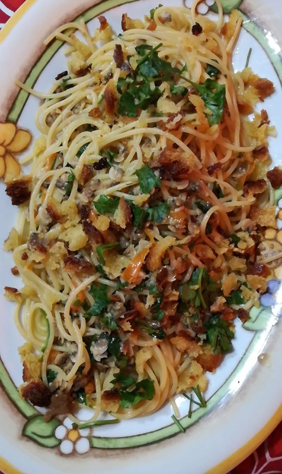 Spaghetti  alle vongole con  friggitelli rossi e pane tostato
