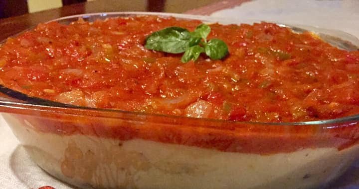 Crema di fagioli con salsa di pomodoro