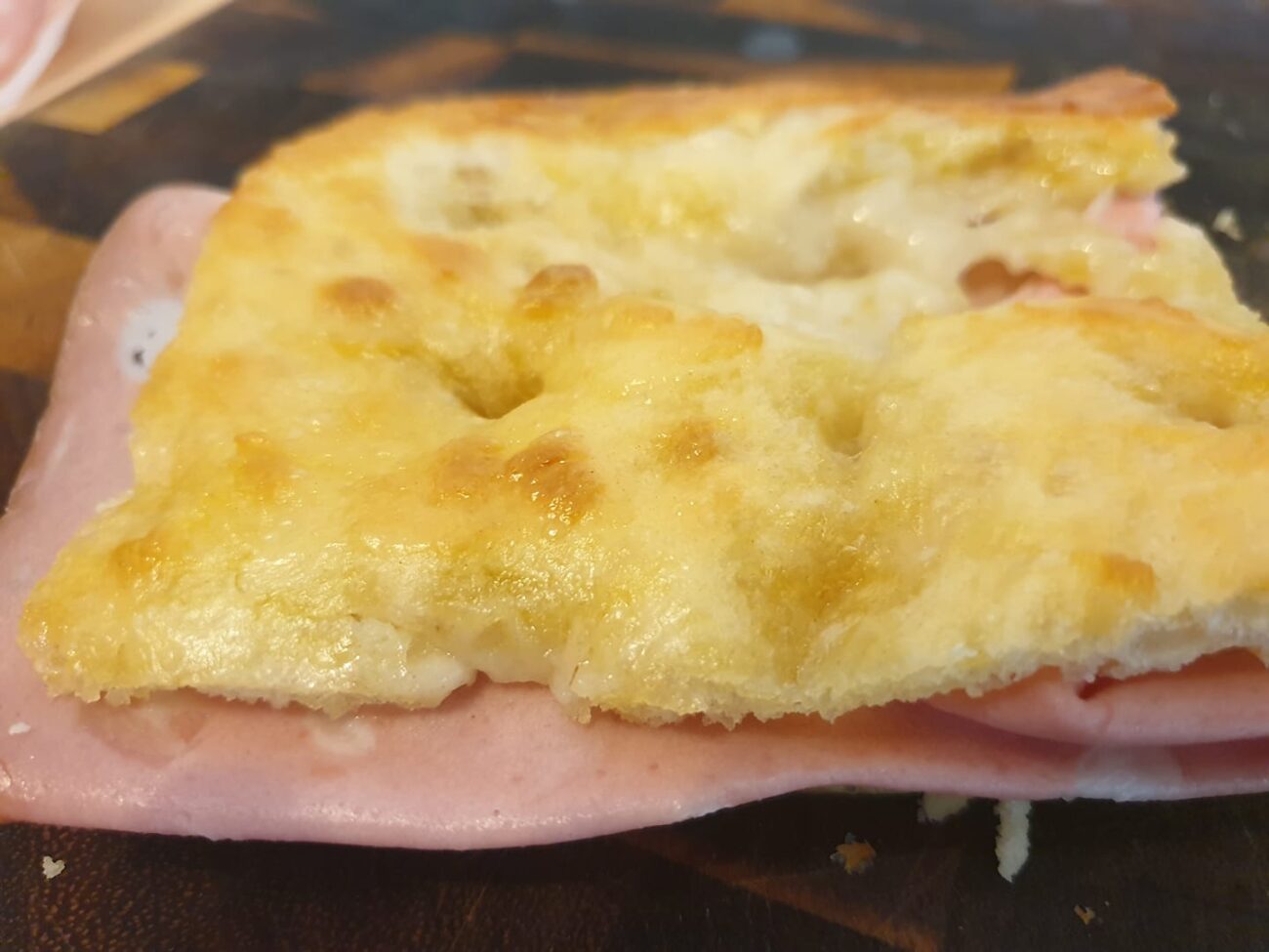 Focaccia fatta in casa farcita con mortadella