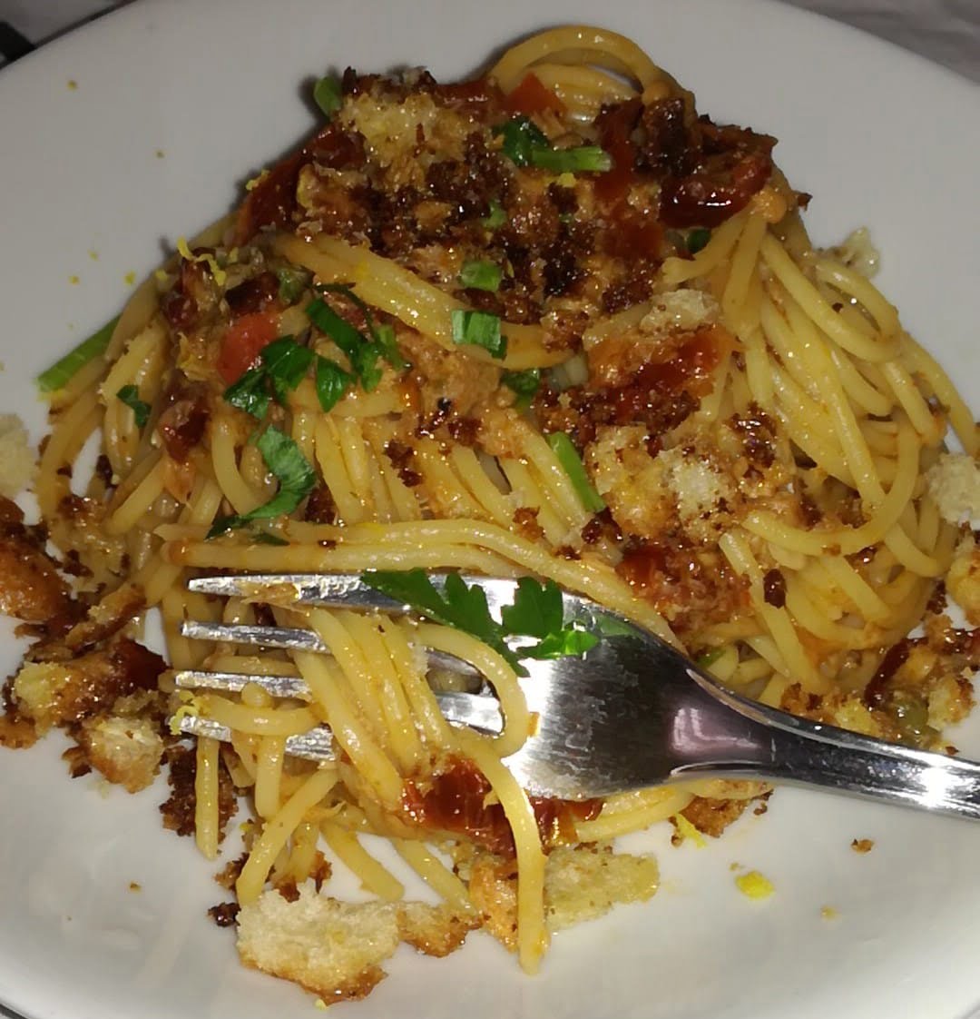 Pasta con pomodori secchi , tonno e capperi