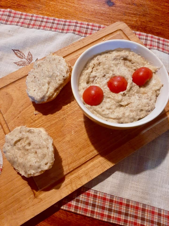 Ricetta rumena: Salata de vinete cu ceapa