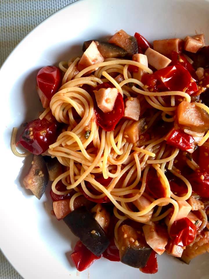 Spaghetti di mais e riso con melanzane, pomodorini e tacchino