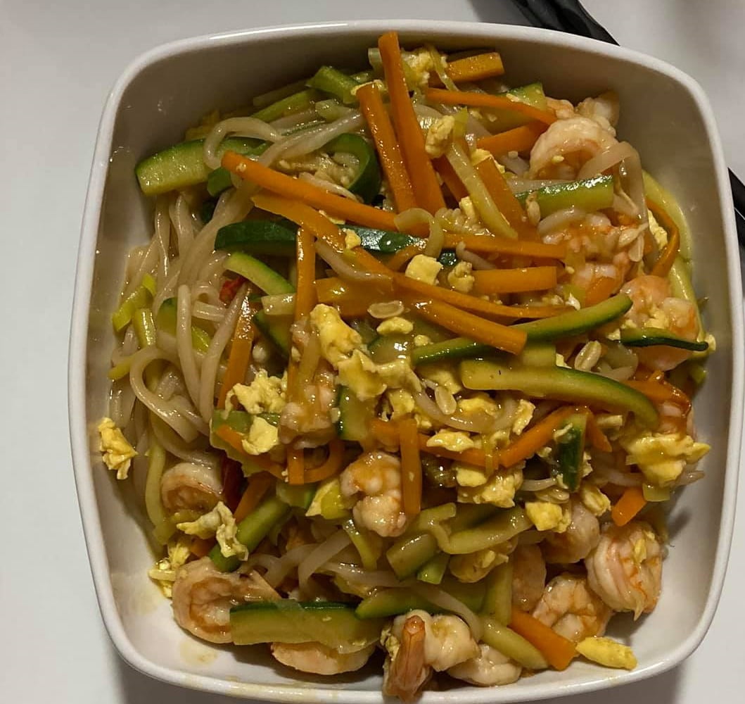 Fettuccine di riso saltate alla wok con verdure e gamberi