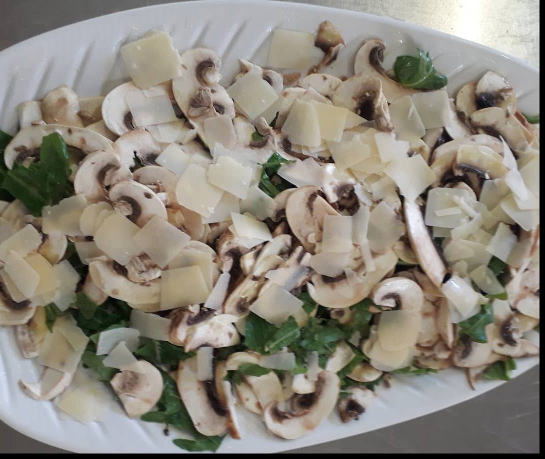 Carpaccio di funghi Champignon con rucola e grana