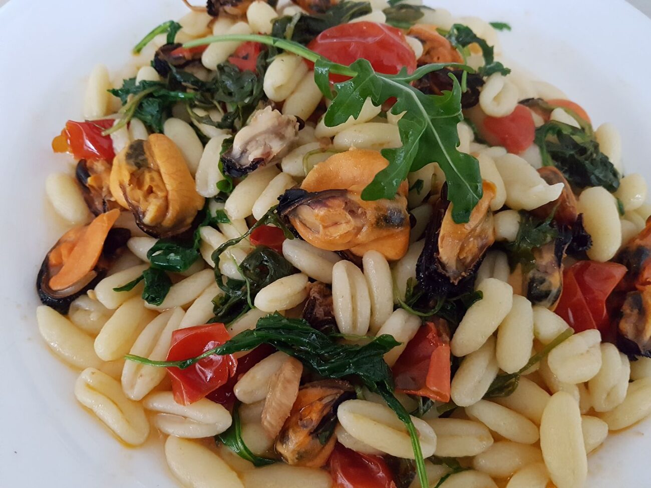 Cavatelli con cozze, rucola e pomodorini