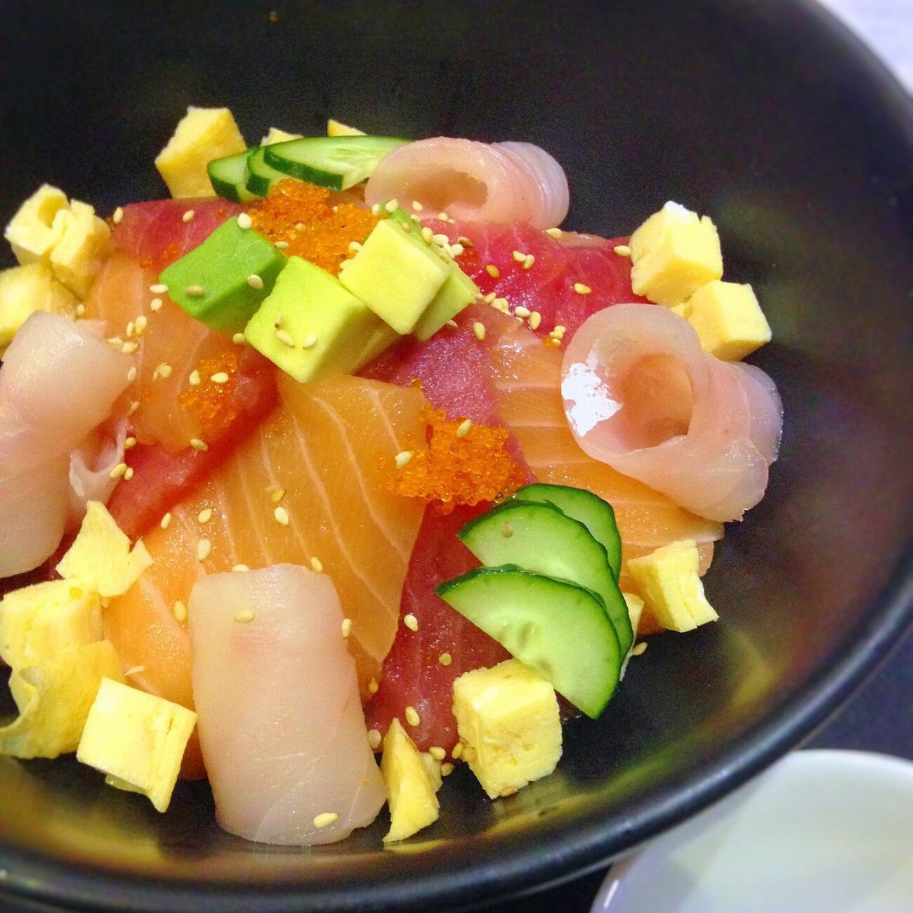 Chirashi sushi, pesce fresco e riso