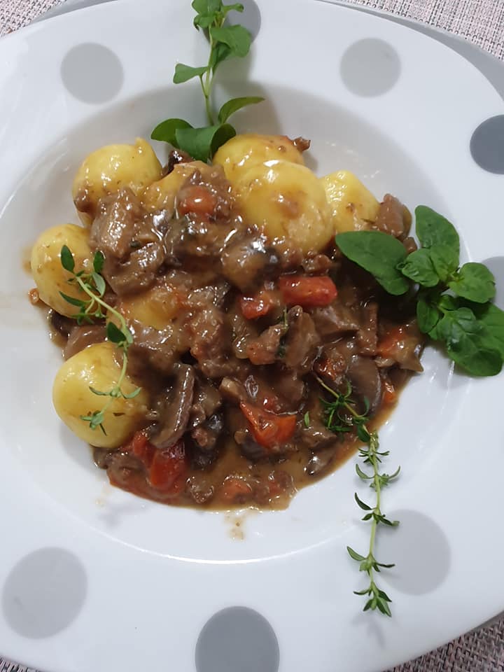 Gnocchi alla boscaiola : salsiccia, funghi e panna