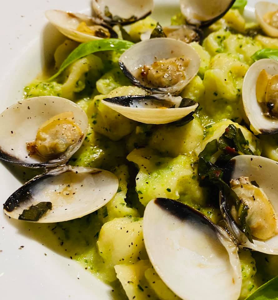 Orecchiette con crema di zucchine , zafferano e vongole