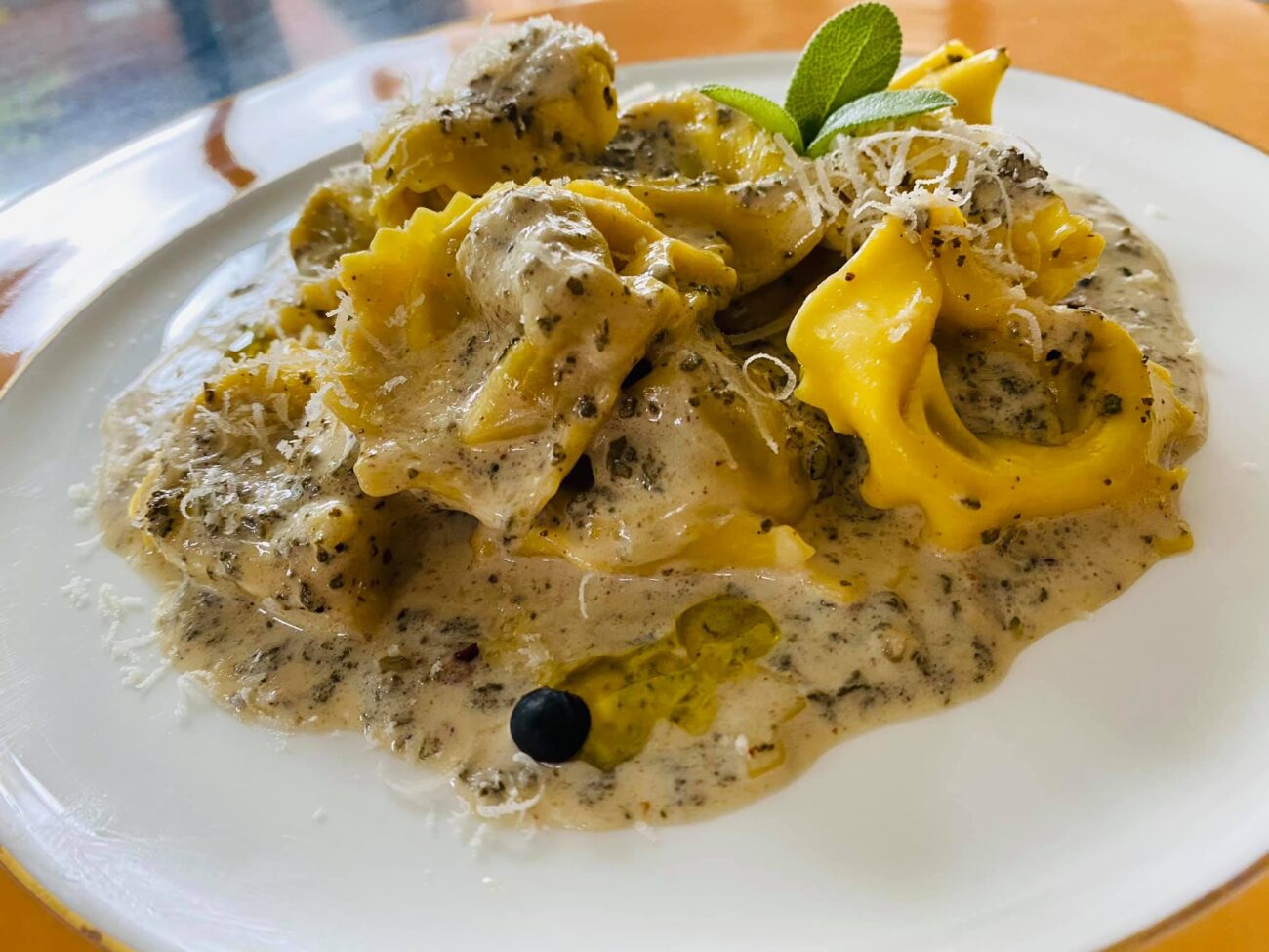 Tortelli ripieni di funghi con panna alla salvia e bacche di ginepro
