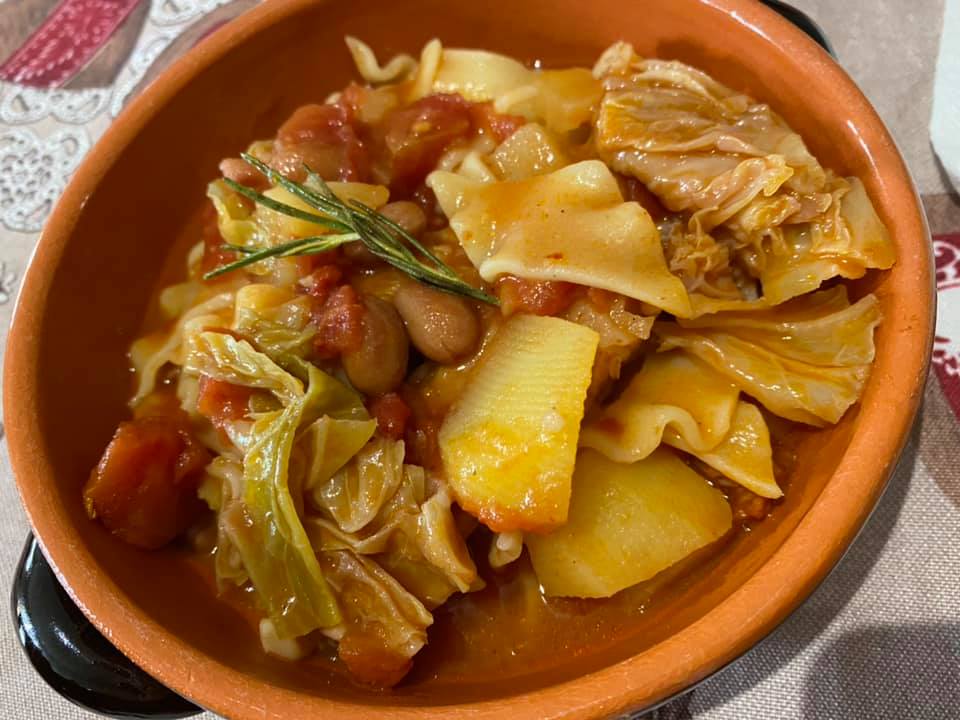 Zuppa rustica di verza , fagioli , patate e pancetta