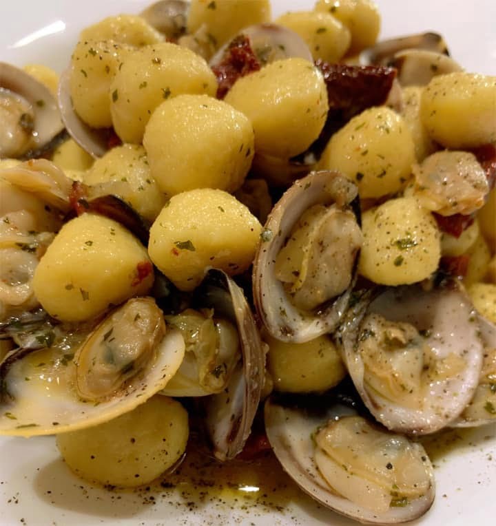 Gnocchetti con vongole e pomodorini secchi sott’olio