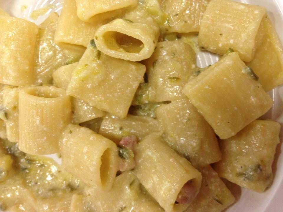 Pasta con zucchine , prosciutto e zafferano