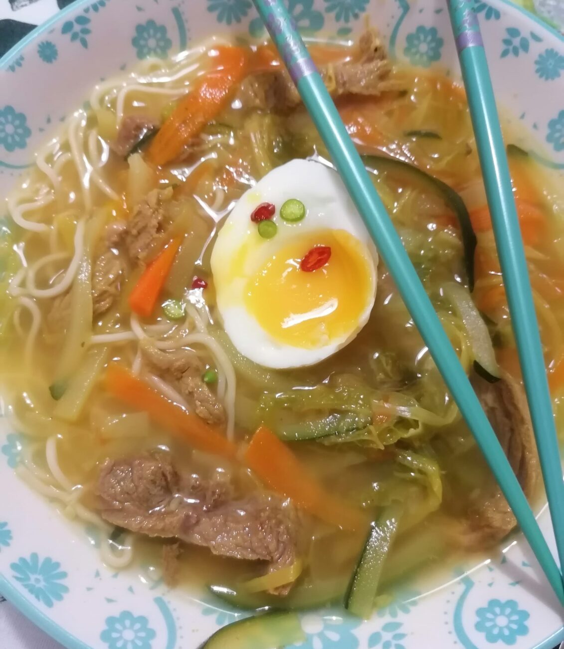 Ramen giapponese con zenzero e curcuma senza soia