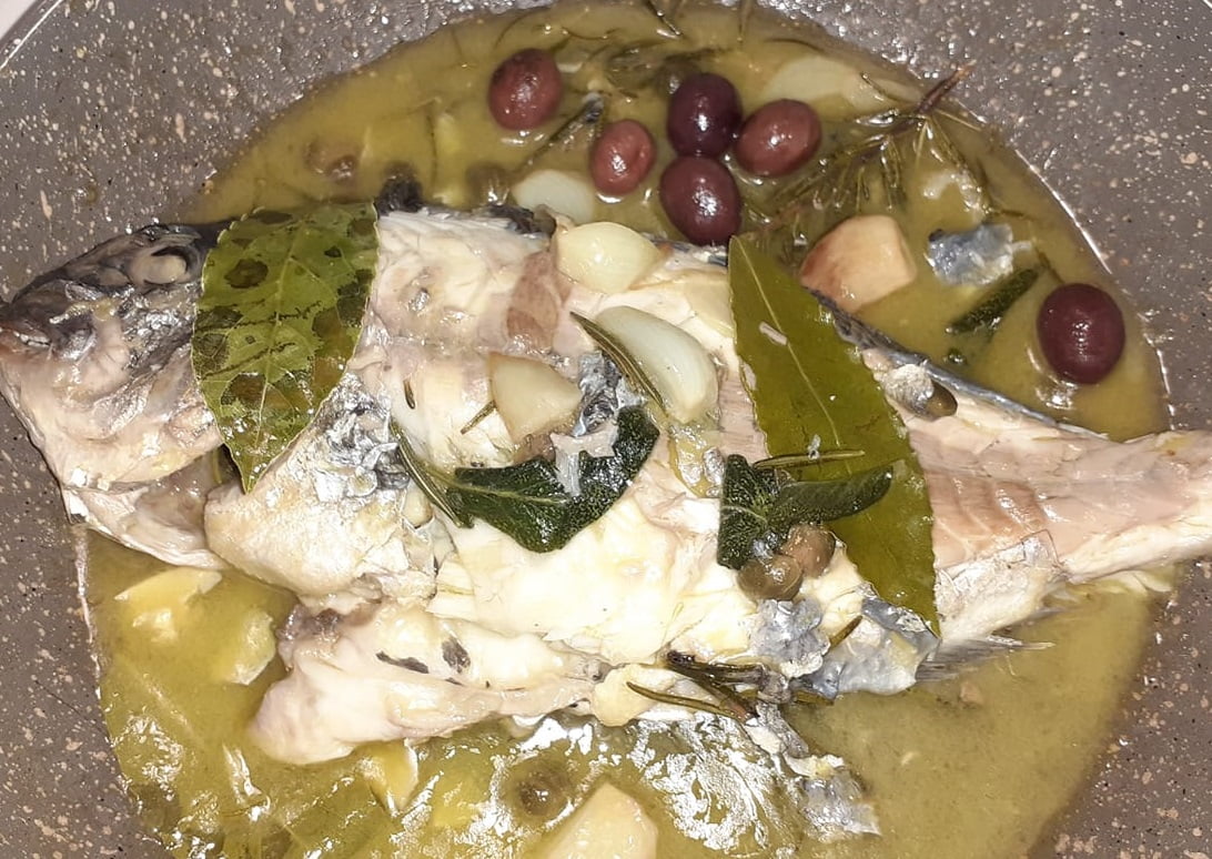 Orata cotta in padella alla cacciatora