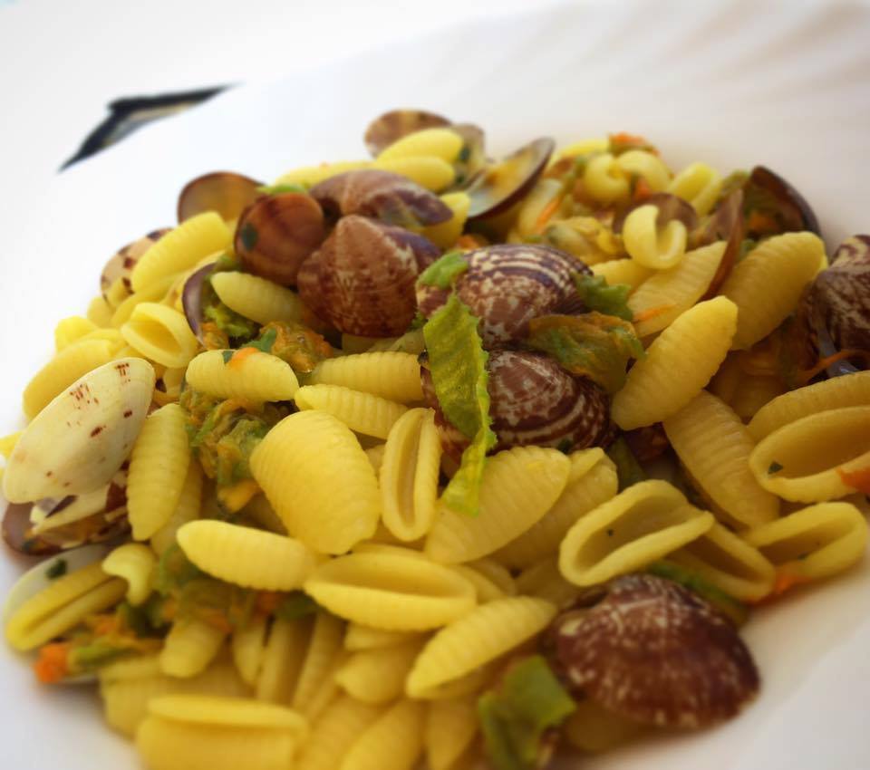 Pasta con le vongole , zafferano e fiori di zucca