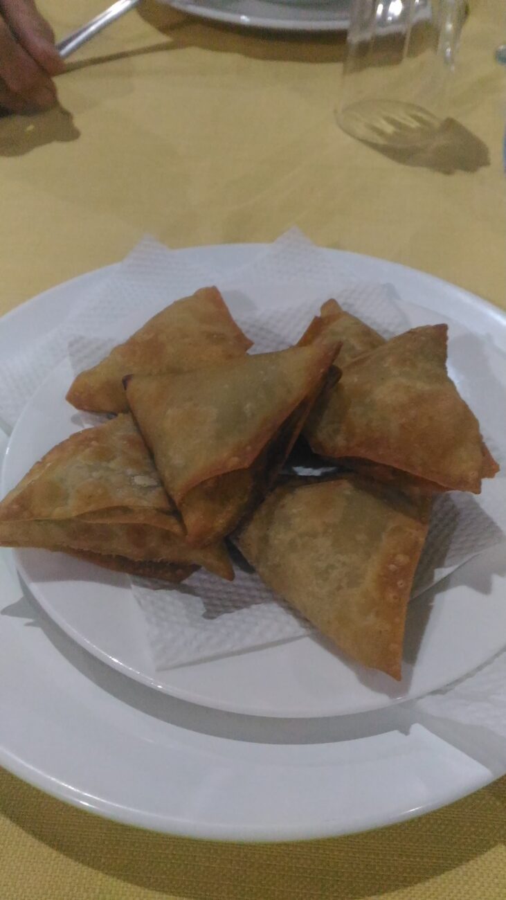 Samosa di verdure, tipico antipasto indiano