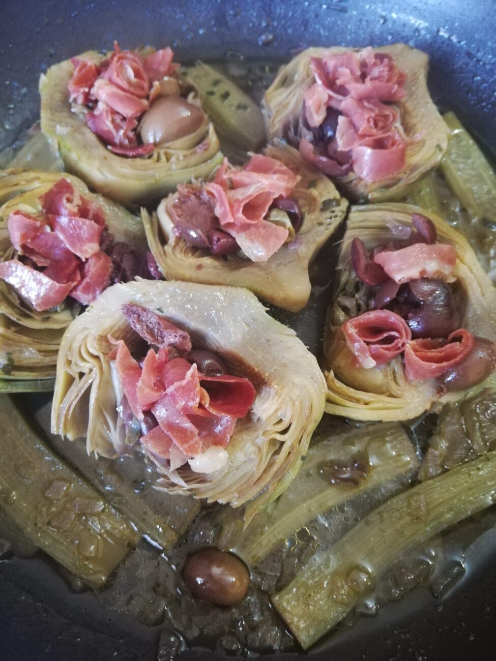 Carciofi affogati ripieni di prosciutto cotto