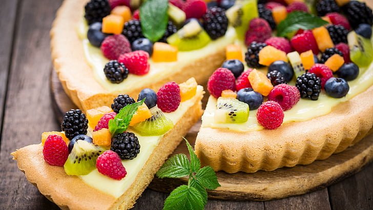 Crostata moderna alla namelaka e frutti di bosco