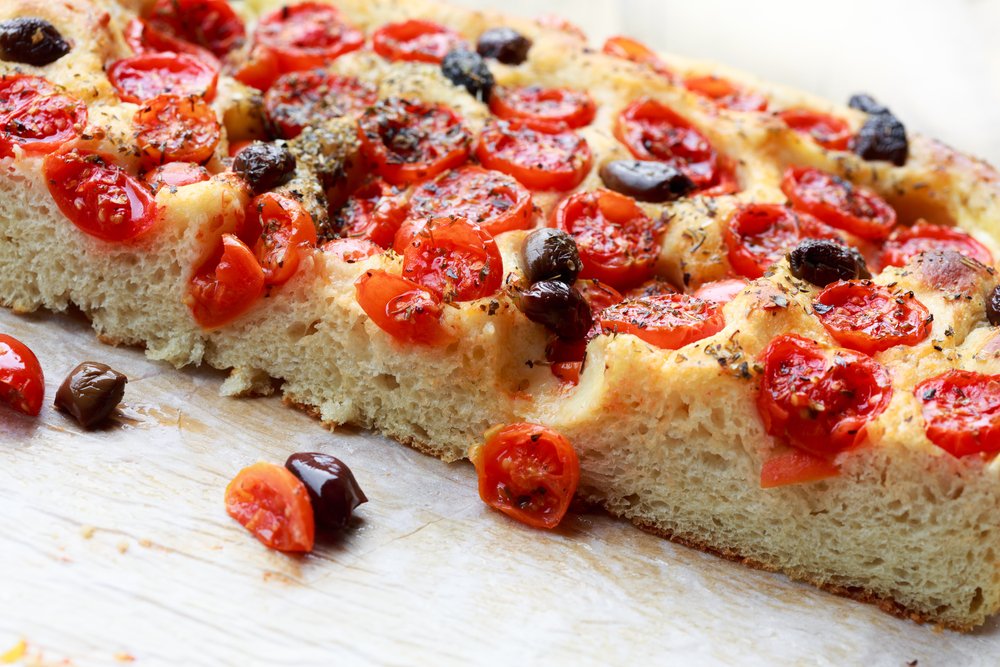 Focaccia di lievito madre con pomodorini,olive nere , origano