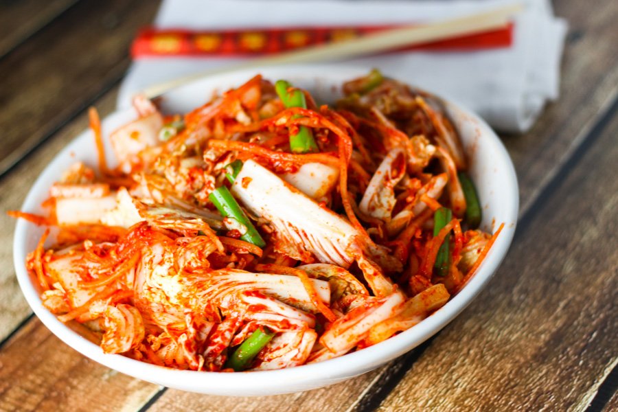 Kimchi, cavolo coreano fermentato con peperoncino e aglio