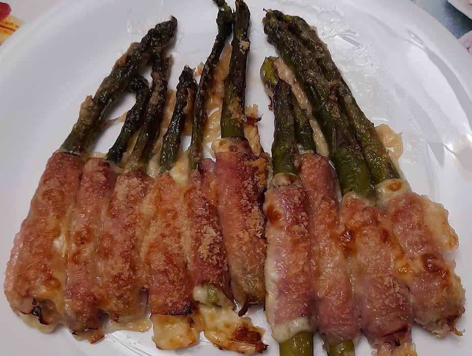 Antipasto particolare: Asparagi arrotolati da prosciutto e formaggio