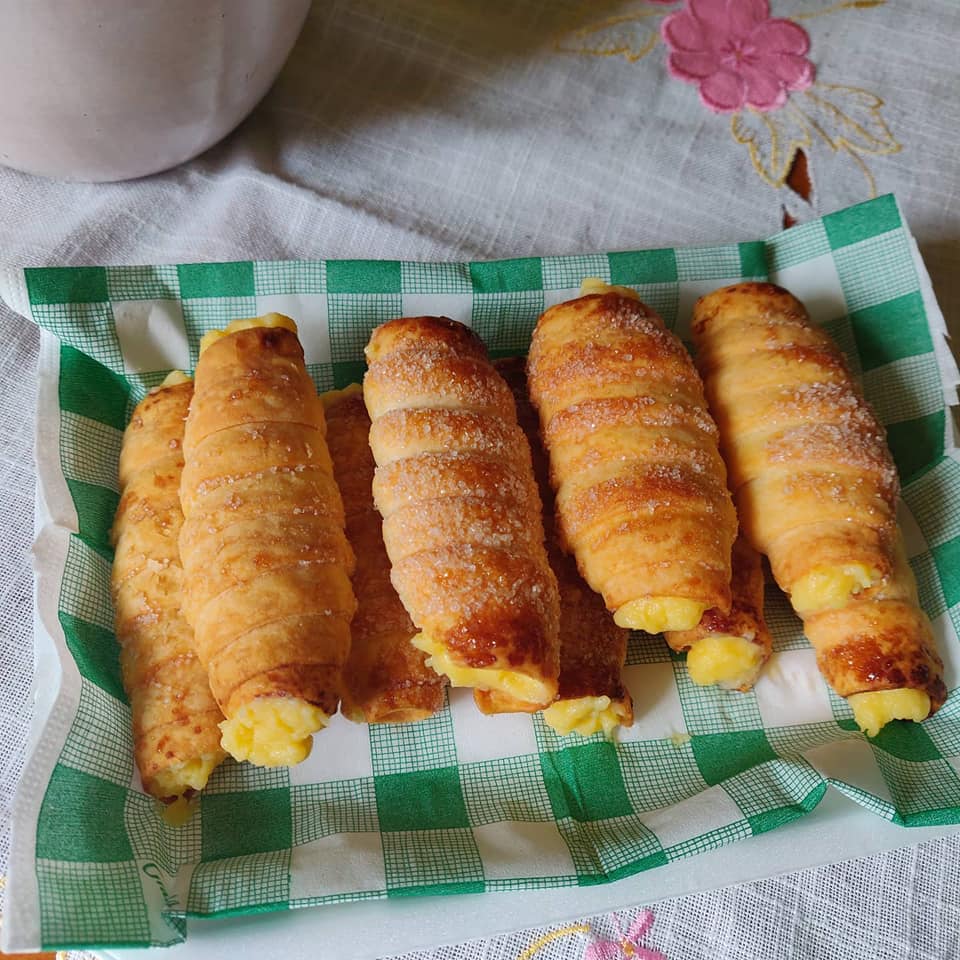 Cannoncini , dolci cannoli con crema pasticcera