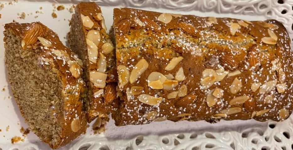 Dolce alle mandorle a forma di polpettone