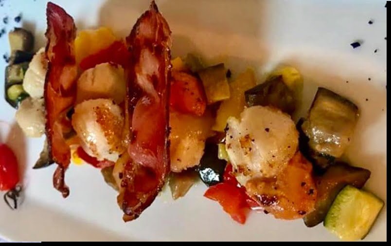 Capesante grigliate accompagnate da zucchine e melanzane, pomodorini , pancetta