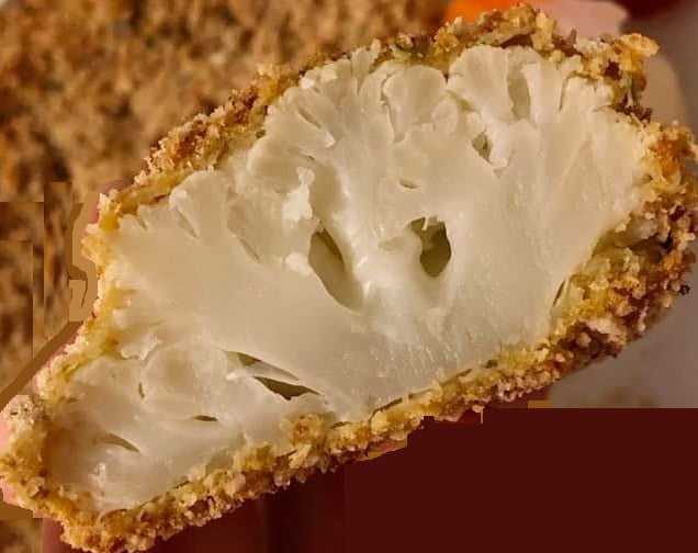Cavolfiore impanato che diventa cotoletta