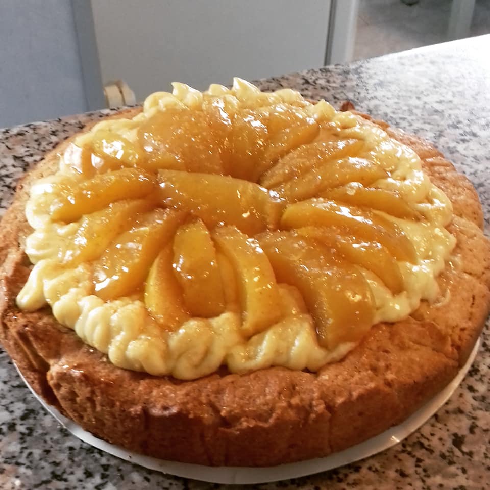 Crostata di mele caramellate, crema e marmellata