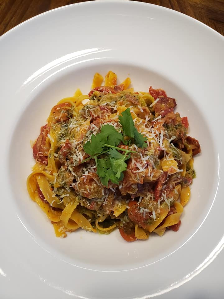 Fettuccine al chorizo ​​spagnolo in salsa di pomodoro