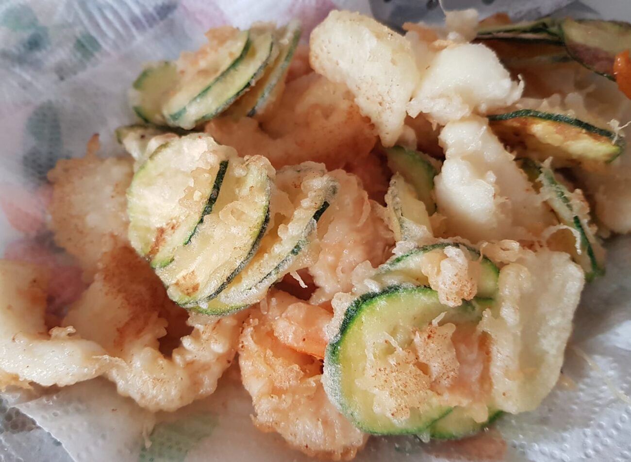 Fritturina di pesce e verdure come antipasto