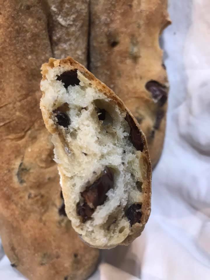 Pane alle olive: filoncini croccanti fuori e morbidi all’interno